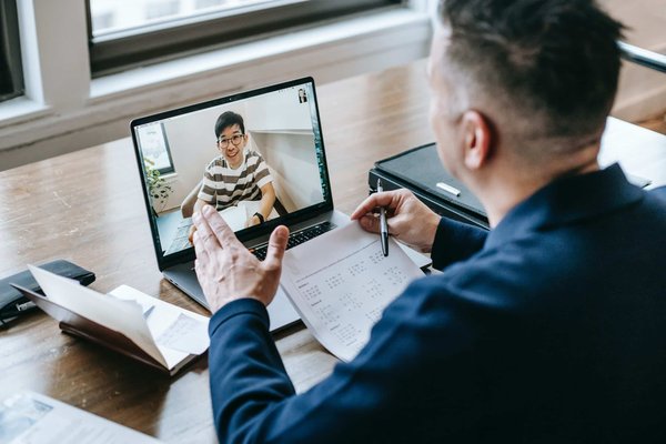 Les défis et les opportunités du travail à distance : comment créer une culture d'entreprise solide en ligne